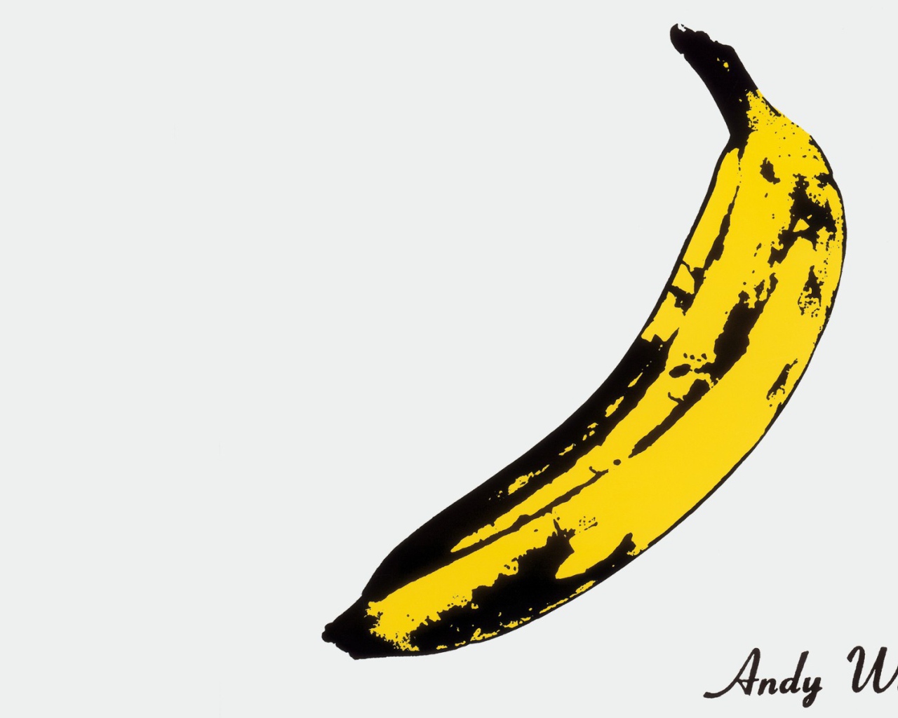 Спелый банан на белом фоне