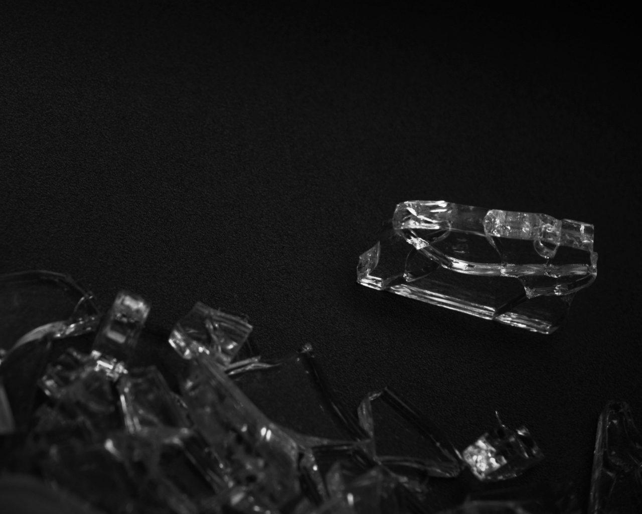 Осколки разбитого стекла