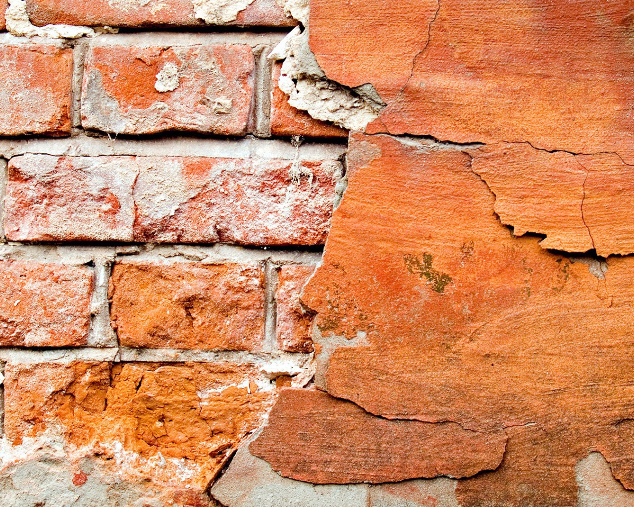 Осыпавшаяся красная штукатурка