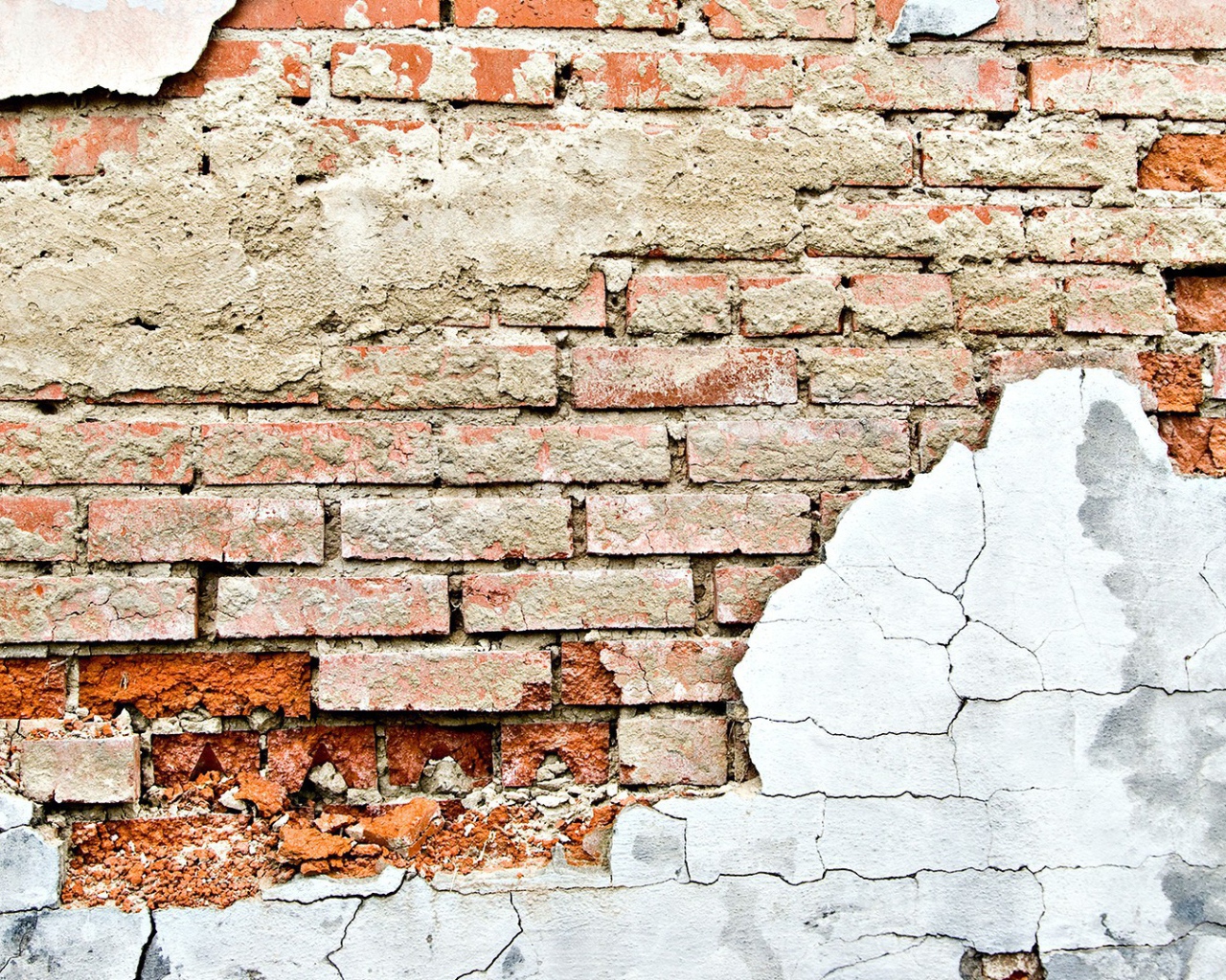 Осыпавшаяся белая штукатурка