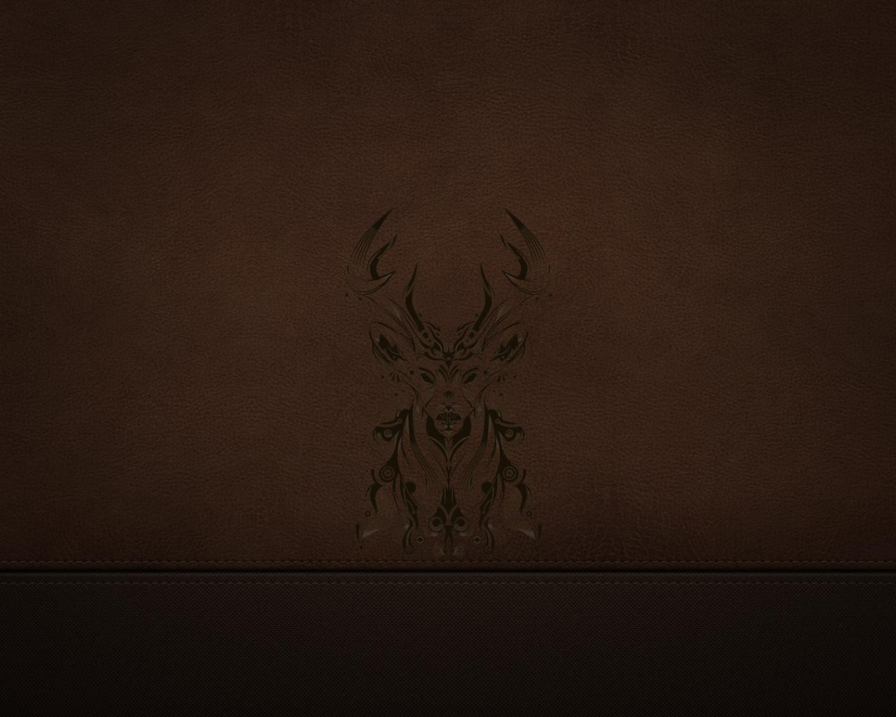 Силуэт оленя на коричневой коже