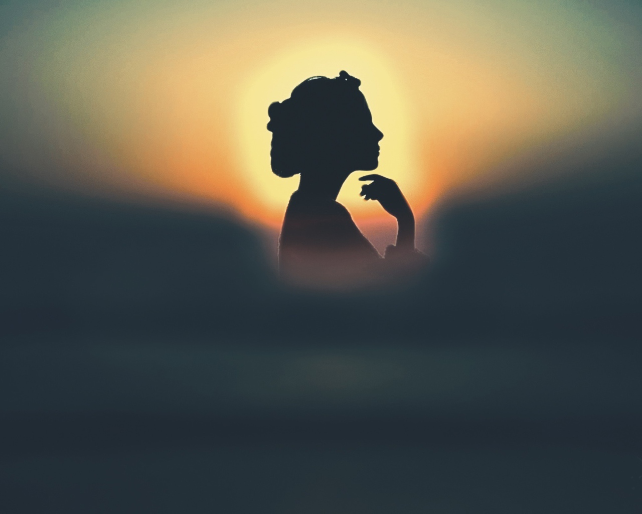 Силуэт девушки на фоне солнца