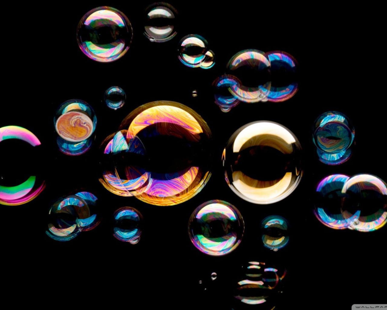 Мыльные пузыри на черном фоне
