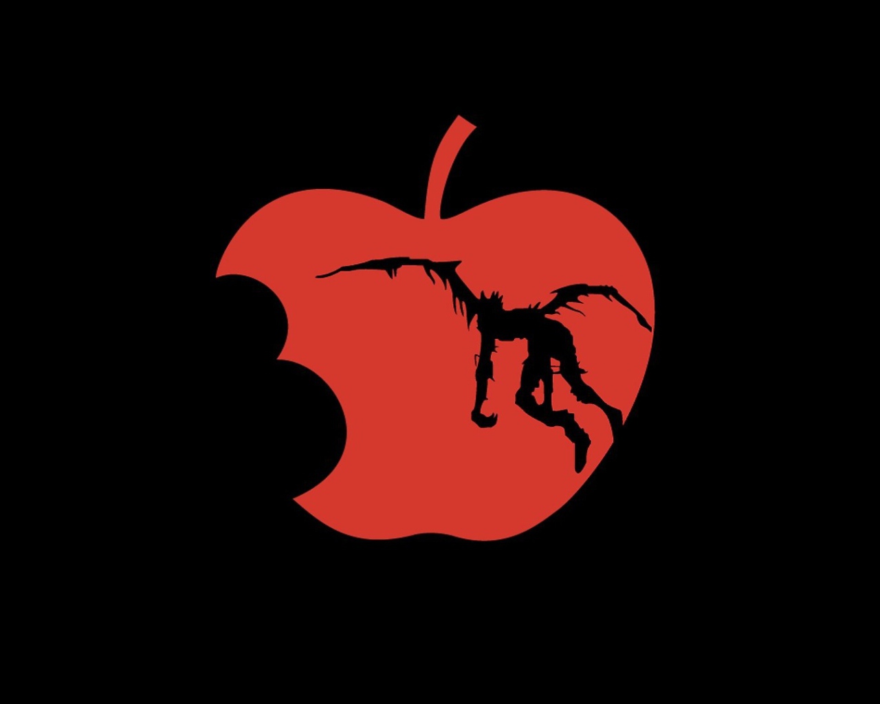 Испорченное красное яблоко, черный фон