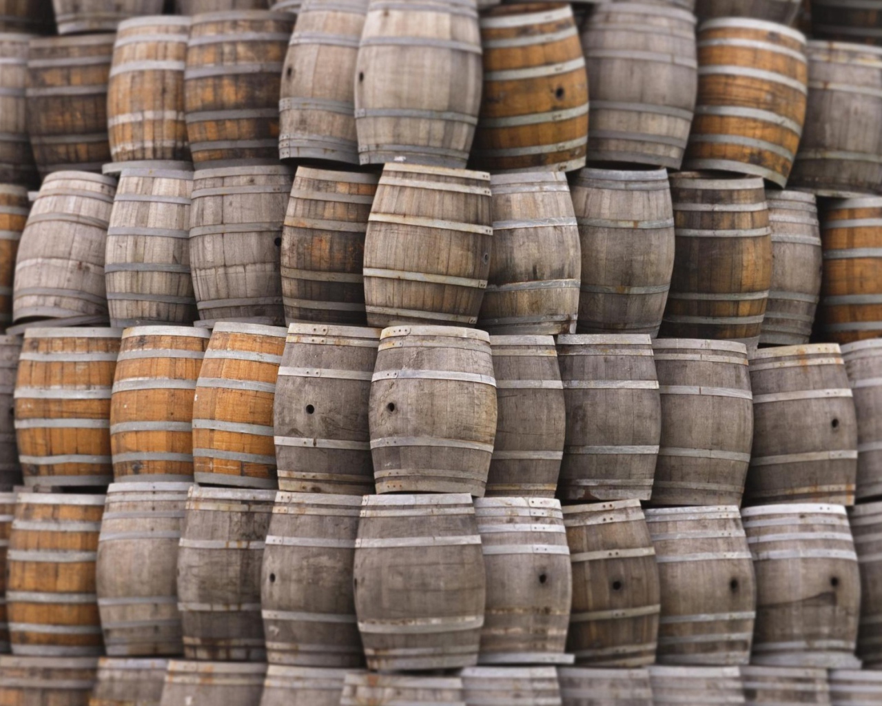 Стопки бочек друг на друге