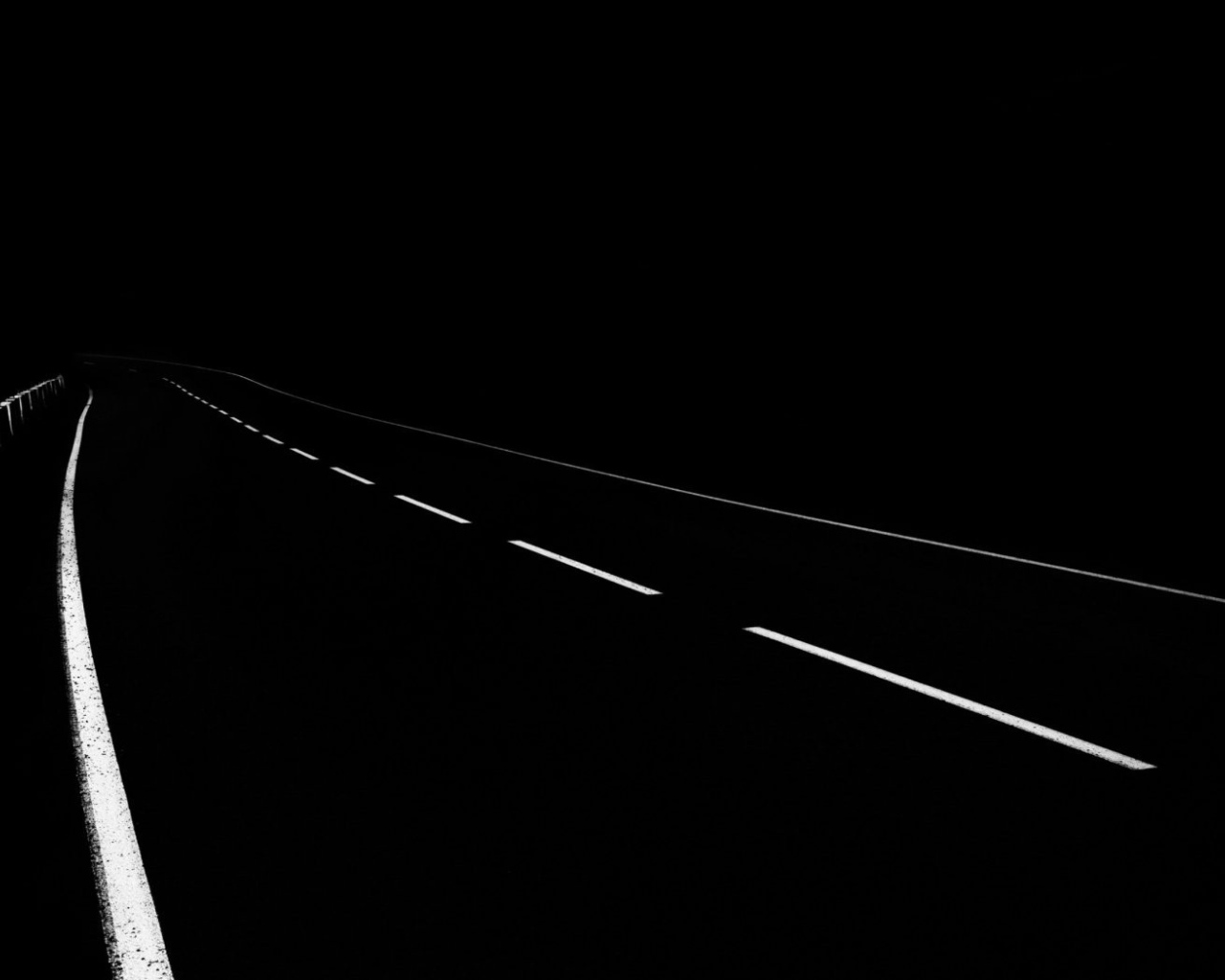 Лента шоссе, черный фон