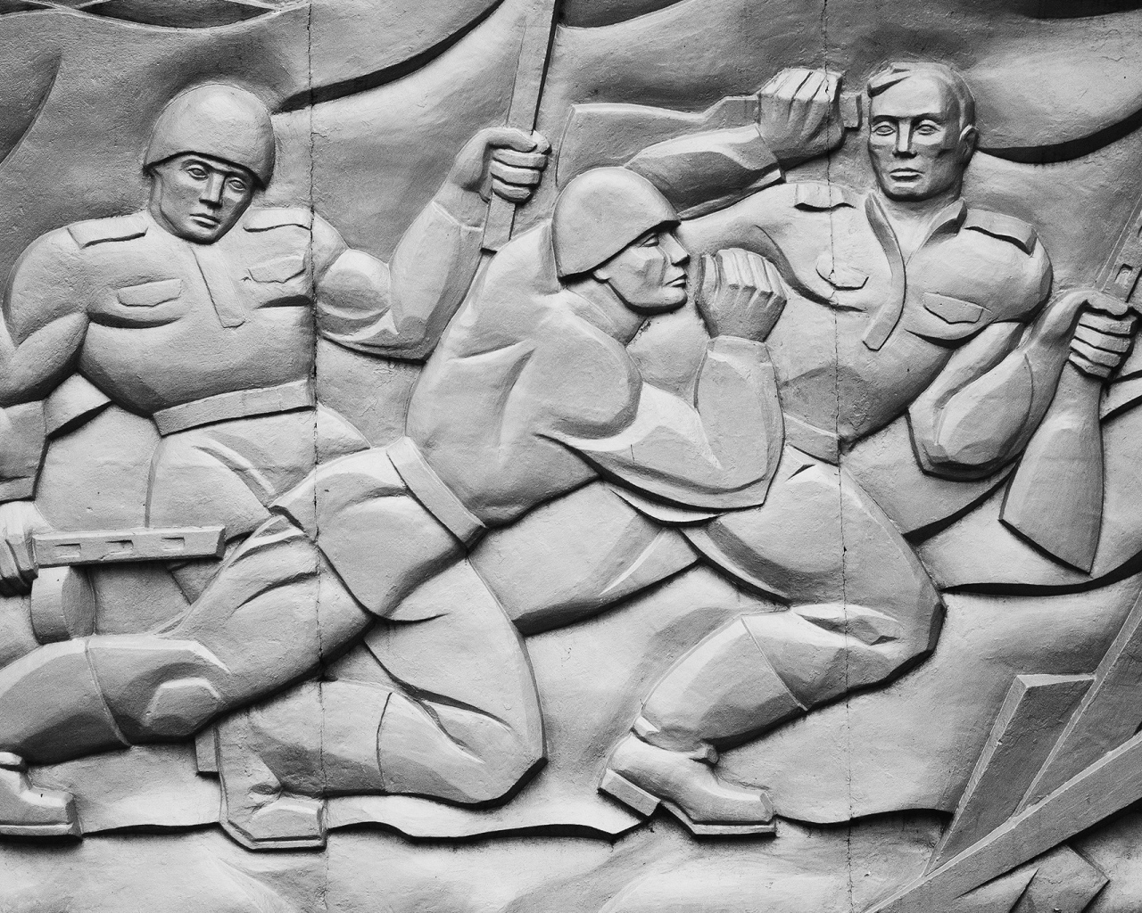 Барельеф с солдатами Второй мировой войны