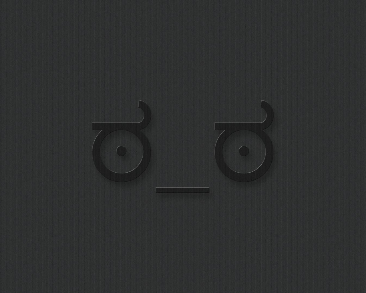 Серая мордочка на сером фоне