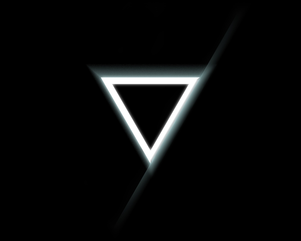 Белый треугольник на черном фоне