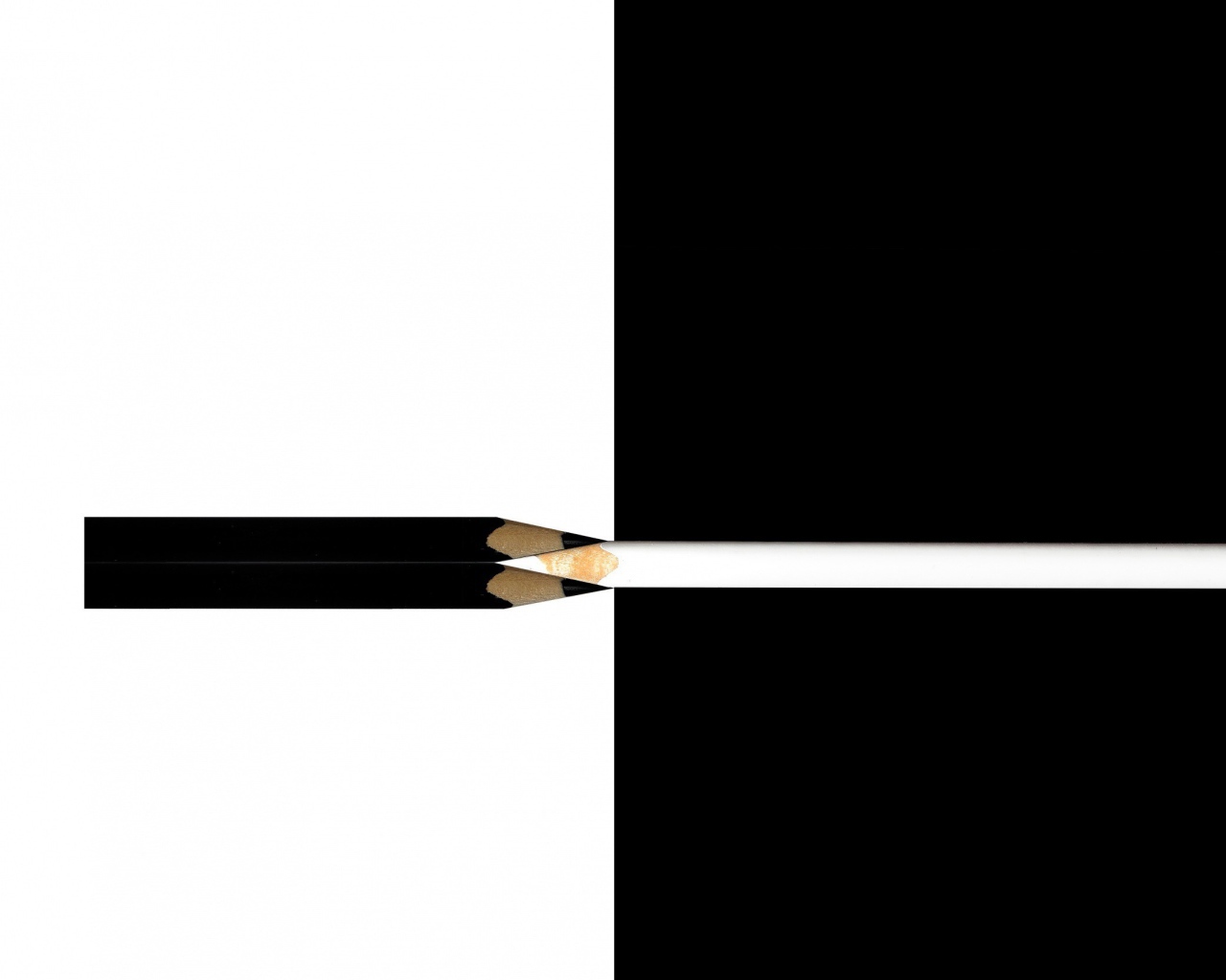 Белый и черный карандаши