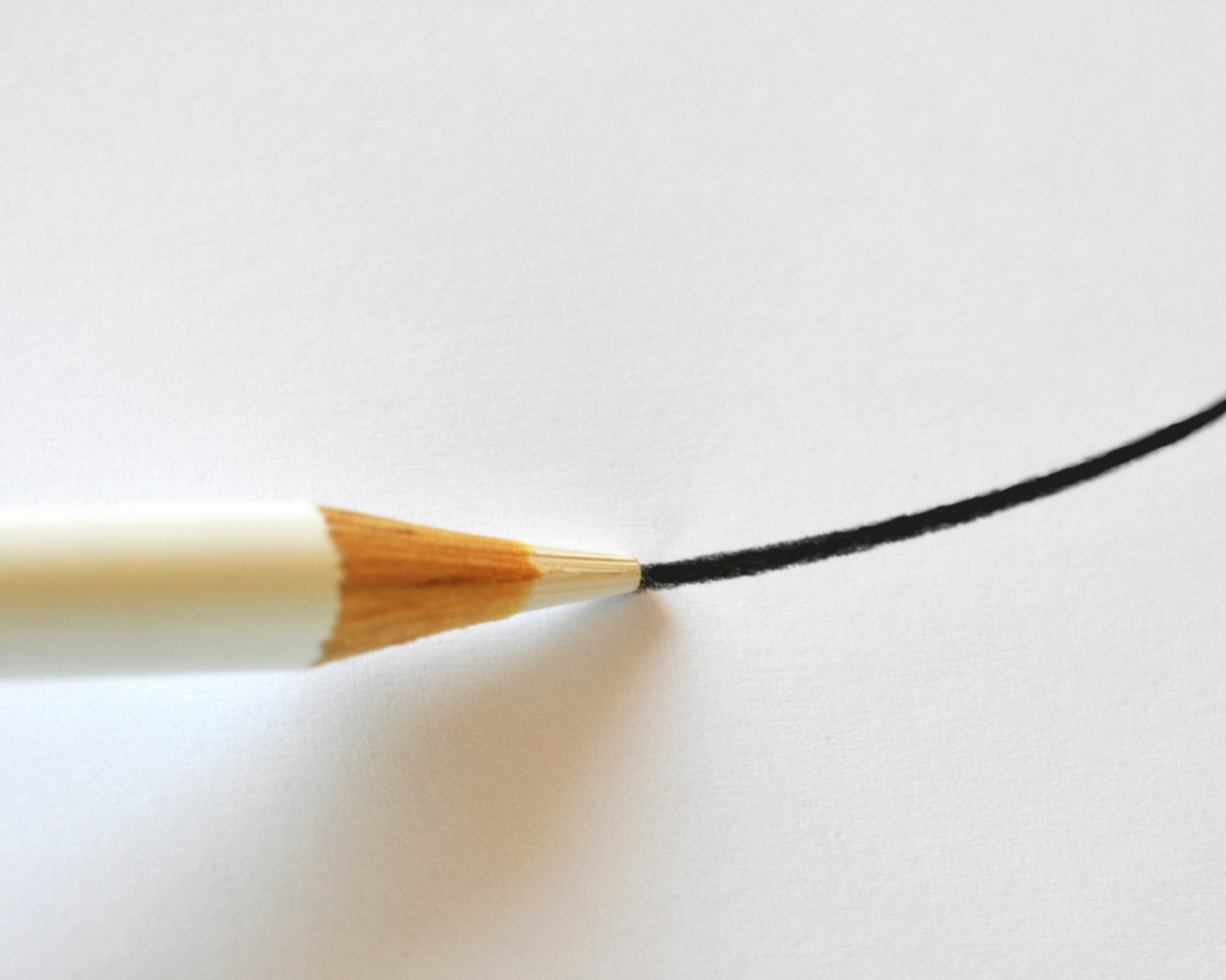 Белый карандаш рисует черную линию