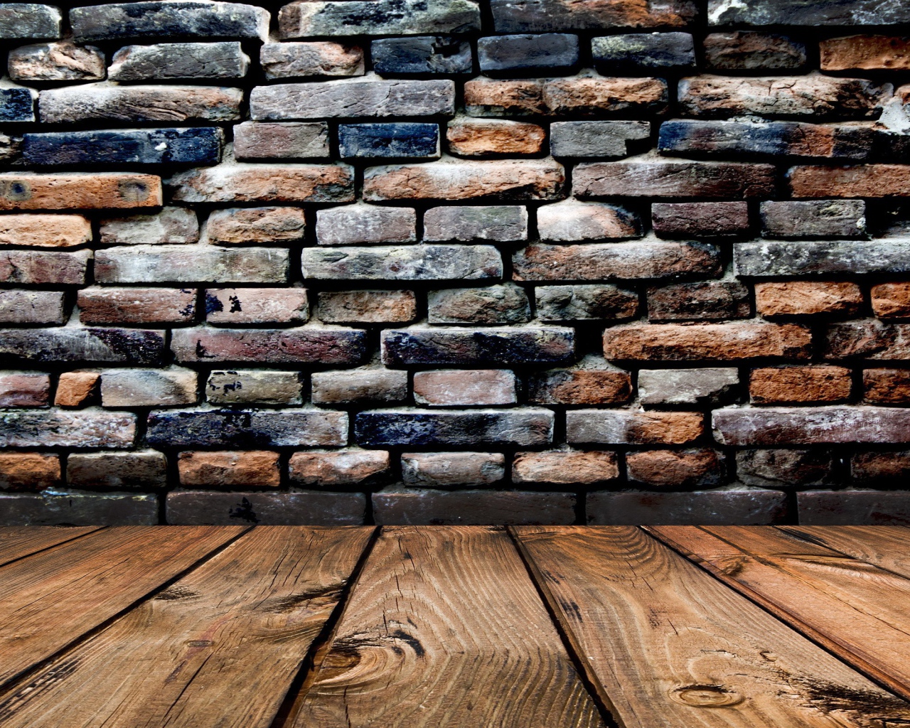 Деревянный пол, кирпичная стена