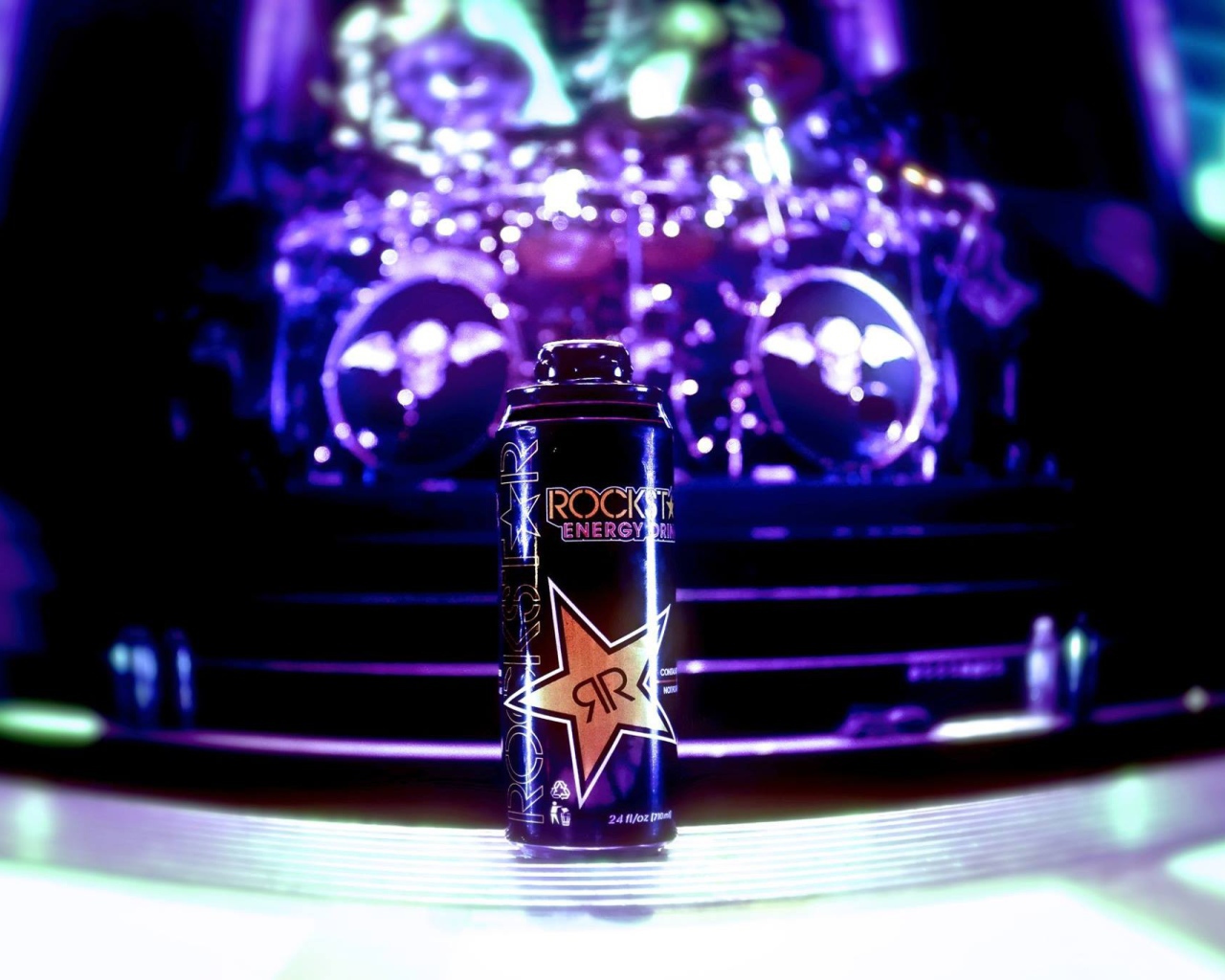 Банка с напитком Rockstar