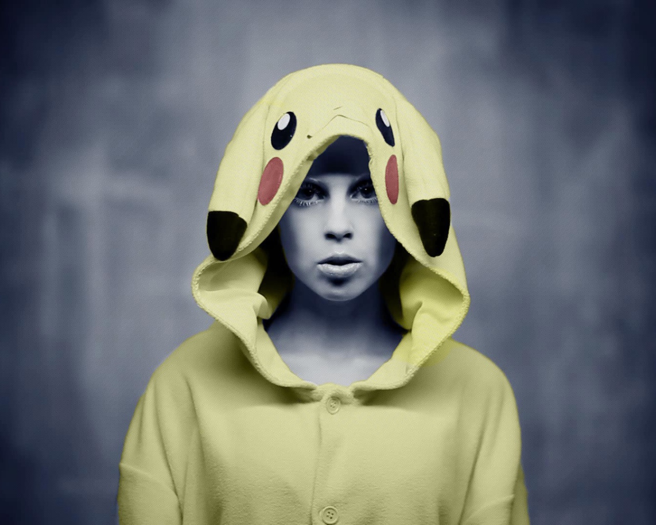 Девушка в накидке покемона