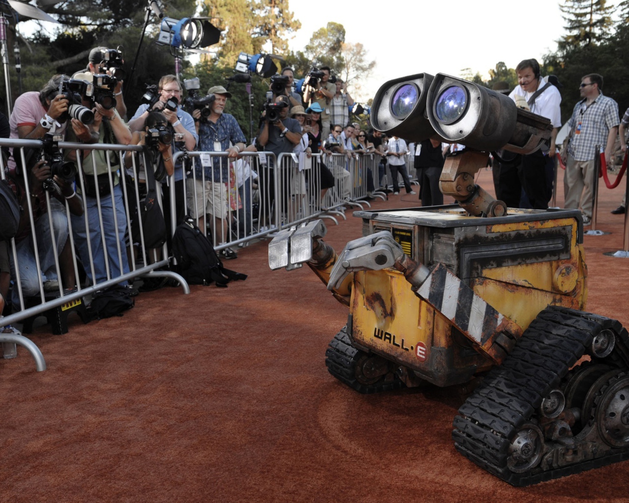 Робот WALL·E перед фанатами