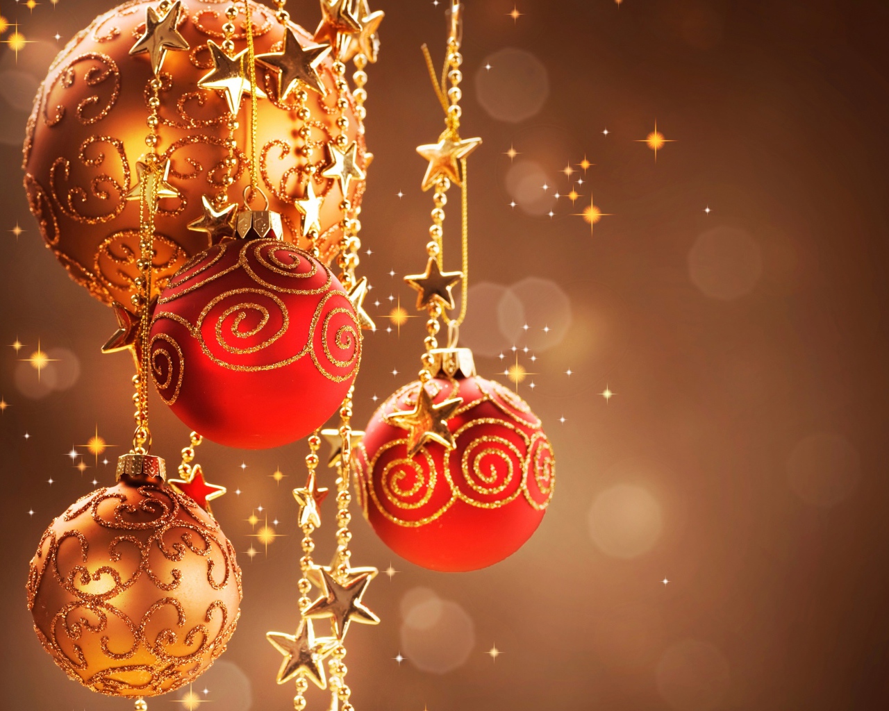 Елочные игрушки на цепочках