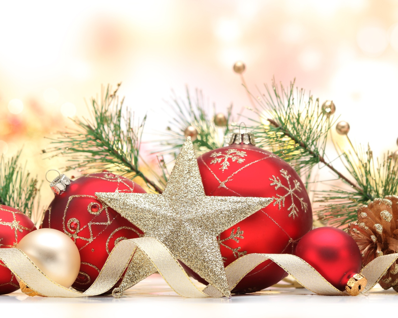 Рождество с красными шарами