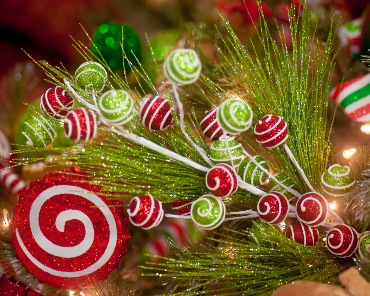 Декоративная ветка с игрушками