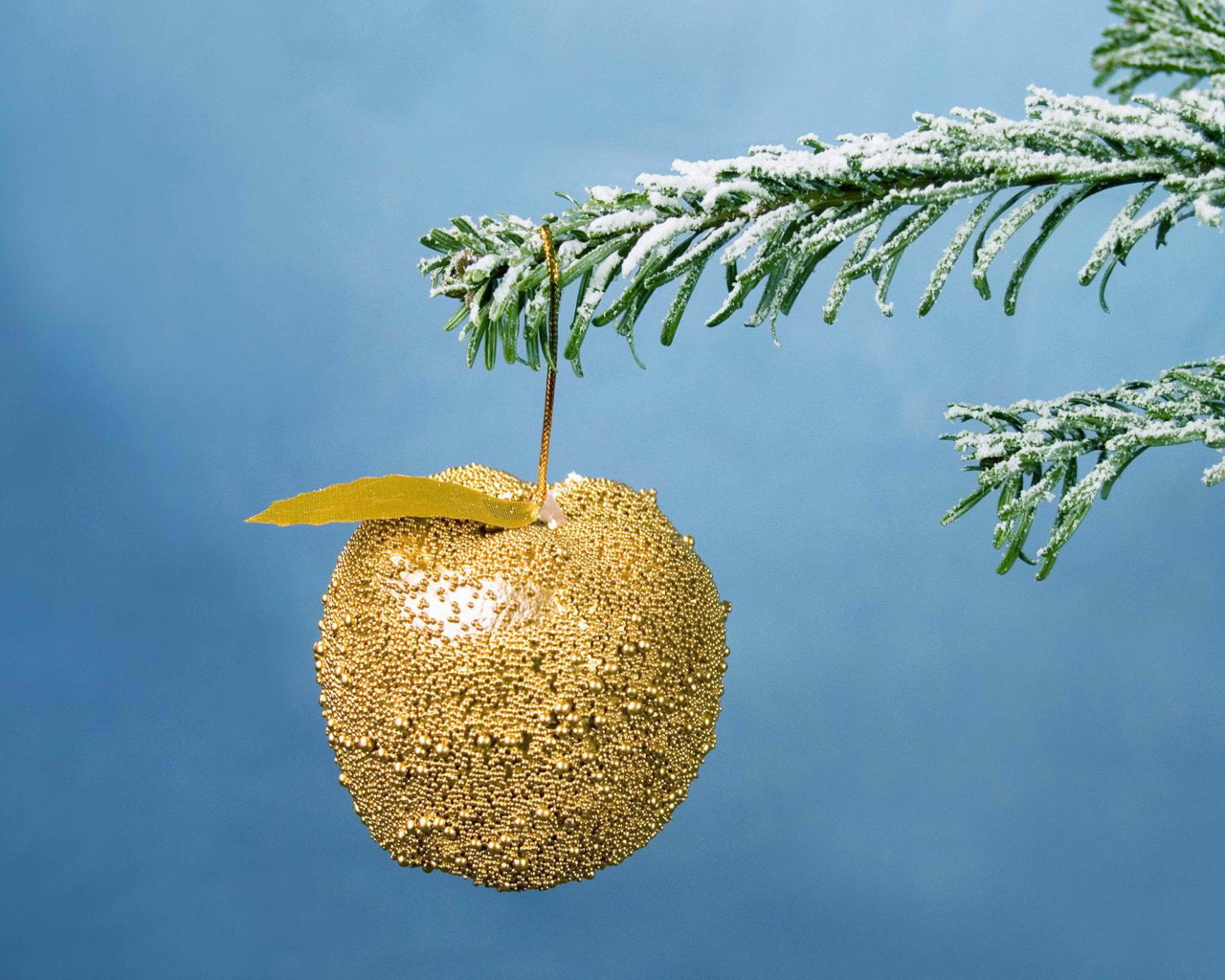 Золотое яблоко на елке