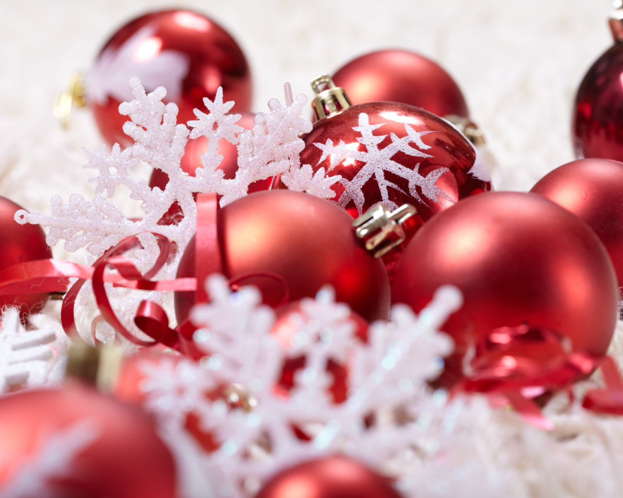 Красные шары и белые снежинки