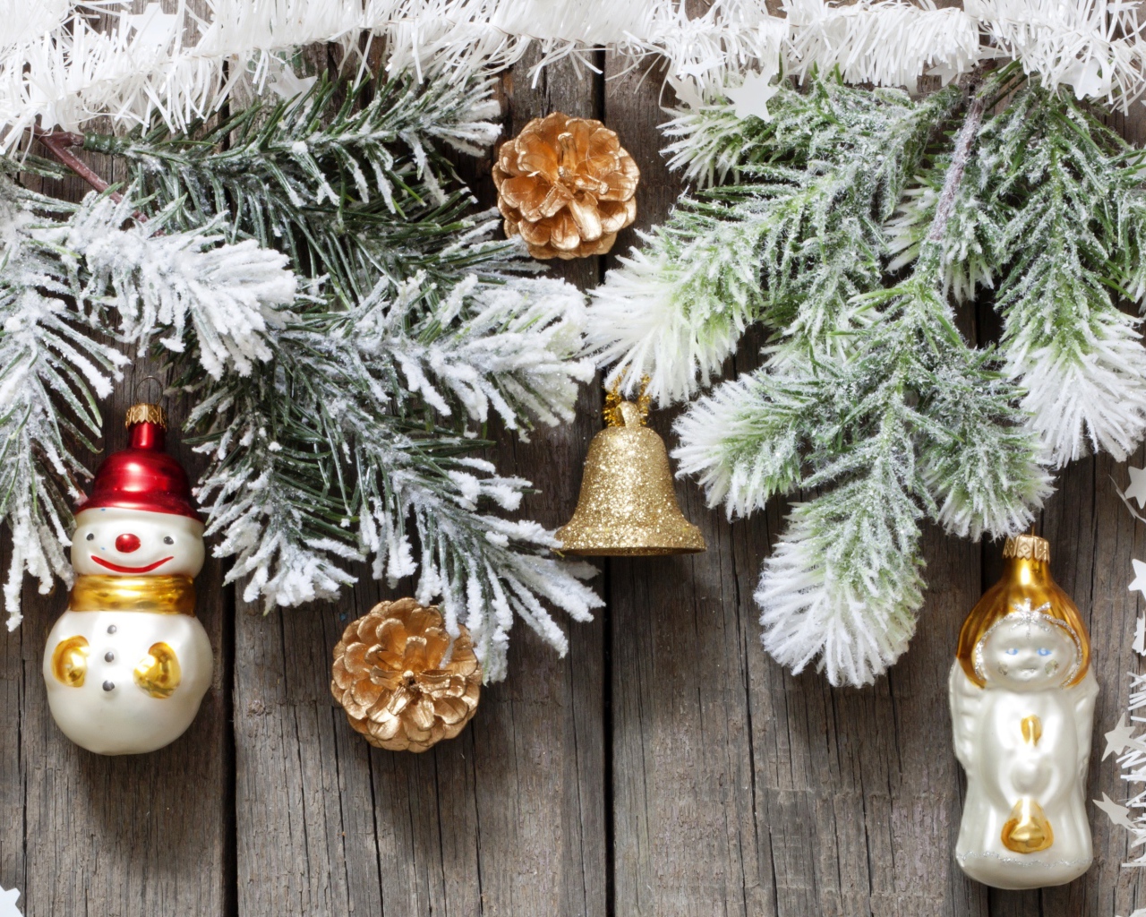 Игрушки на старом заборе