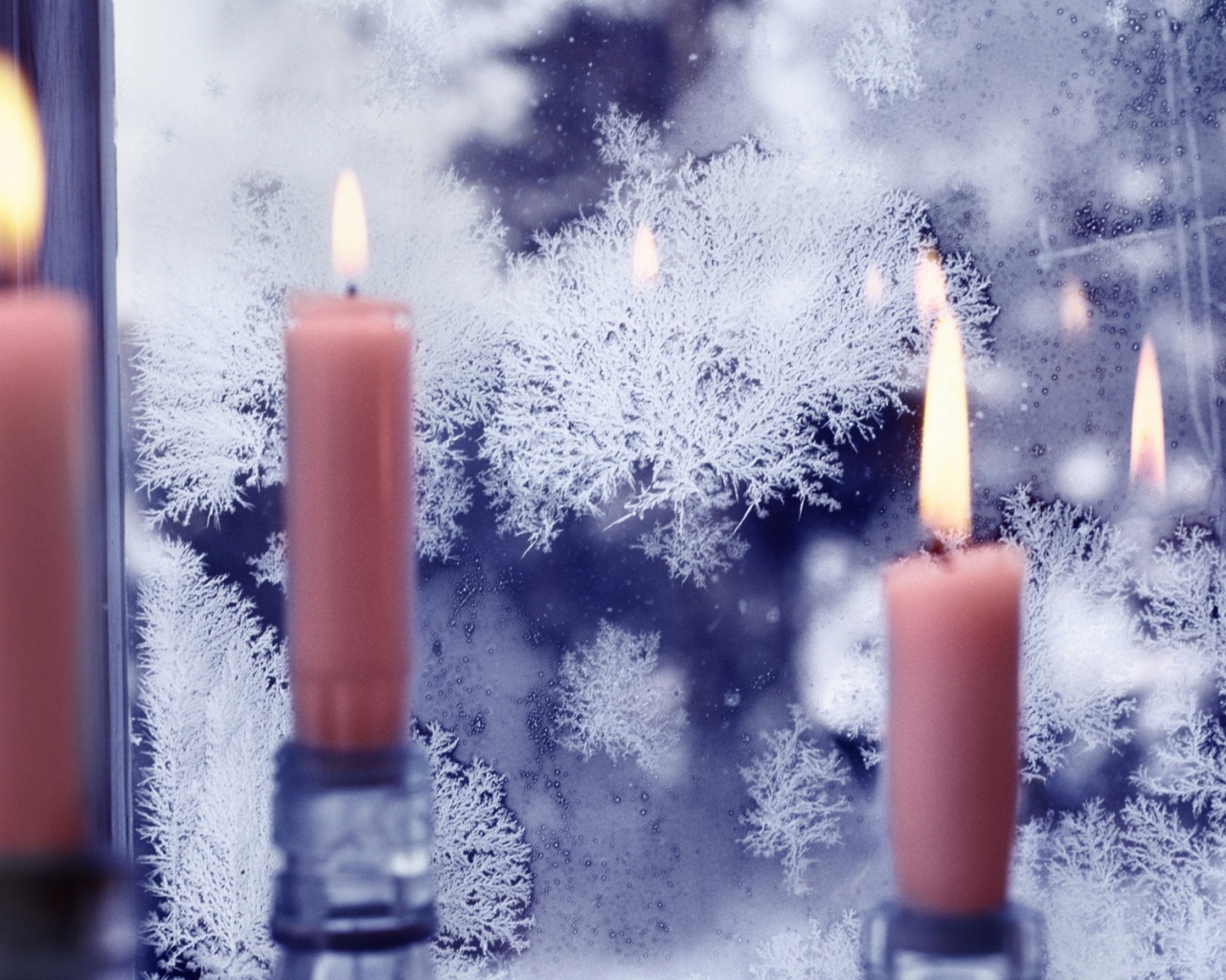 Зимний узор на стекле