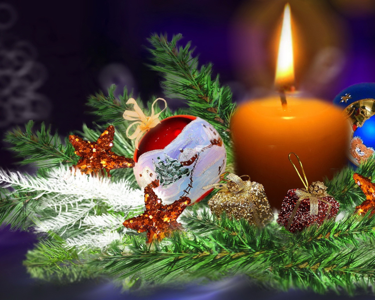 Свеча на ветке елки