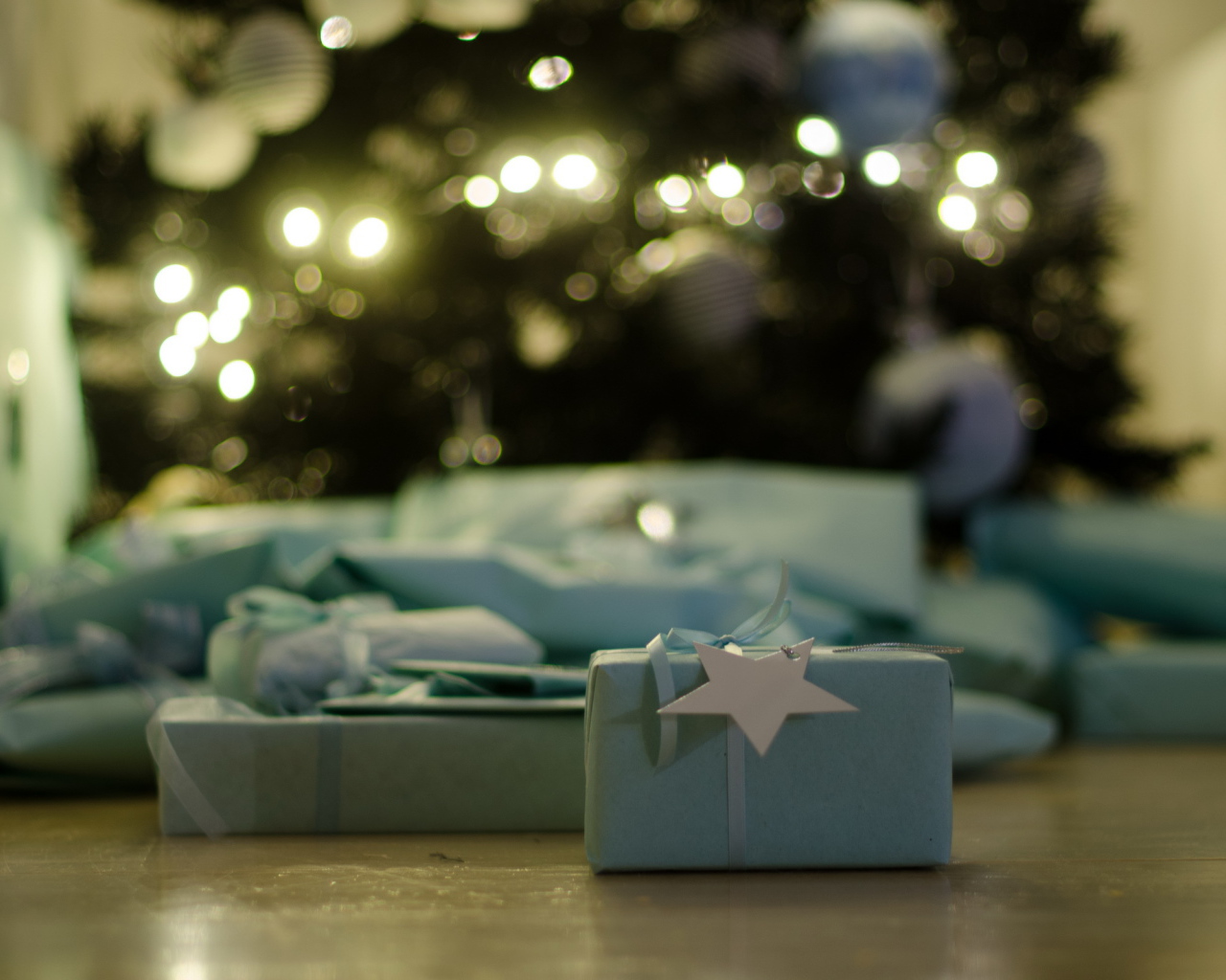 Рождественские подарки на полу