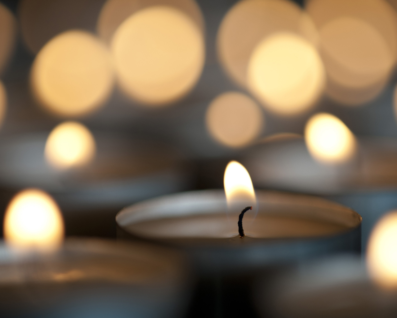 Огонь праздничных свечей