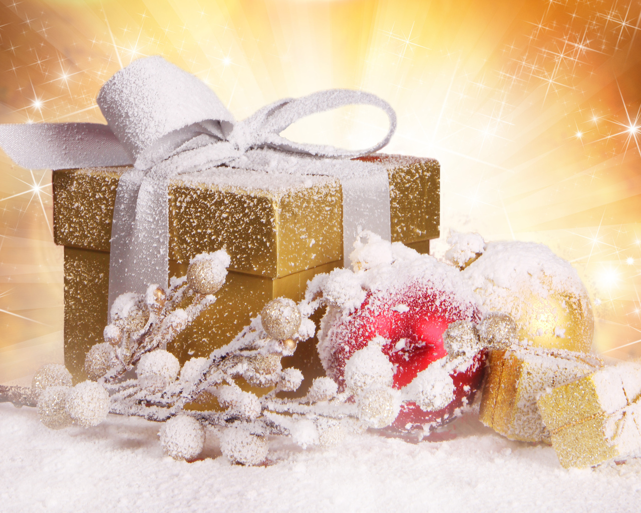 Золотая коробка с подарком