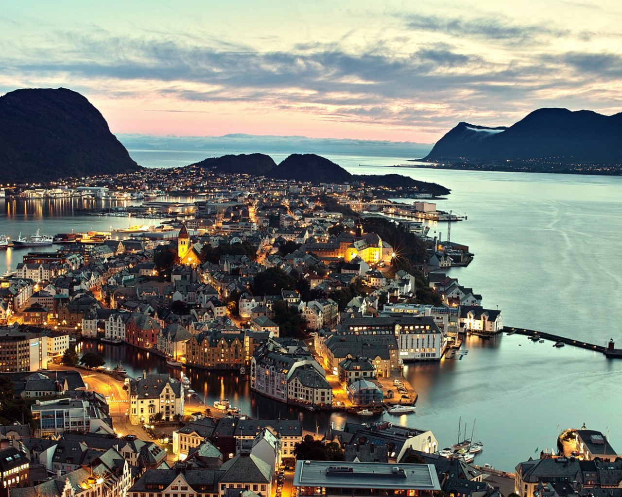 Олесунн - город на побережье, Норвегия