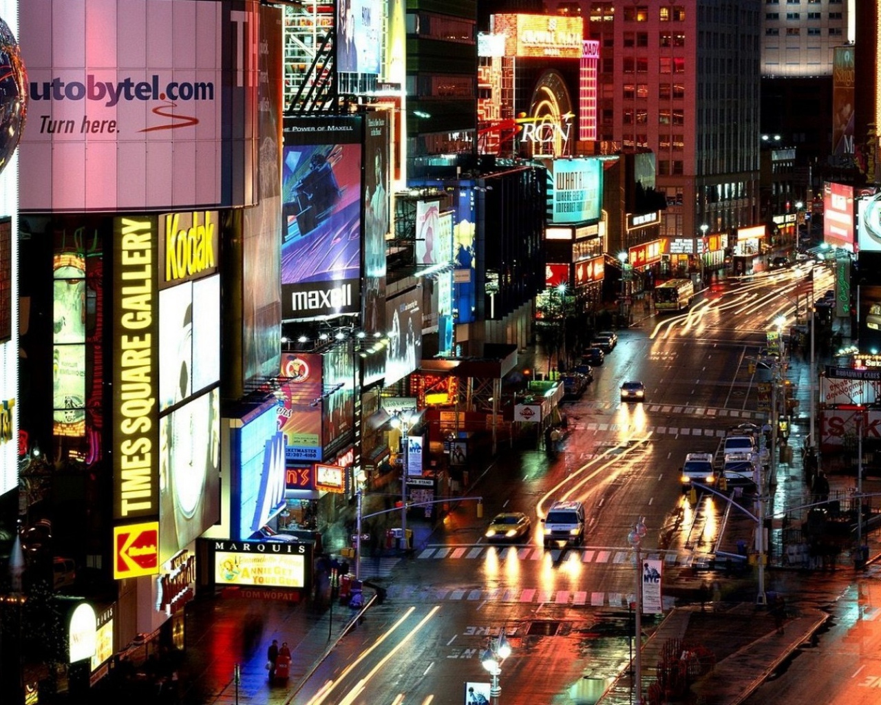 Реклама на небоскребах в большом городе