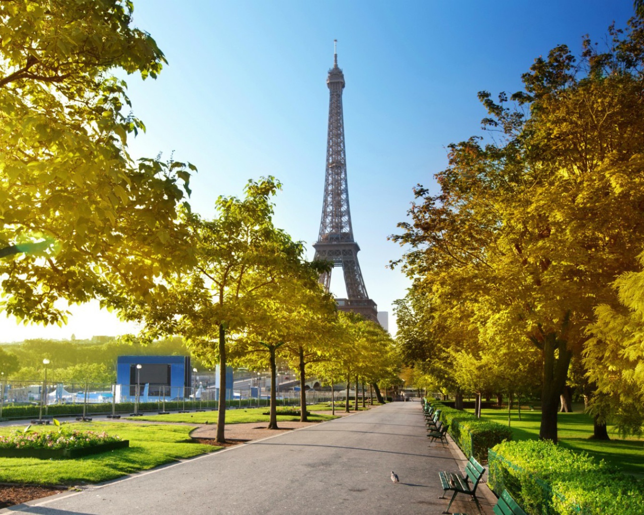 Осенняя аллея в Париже