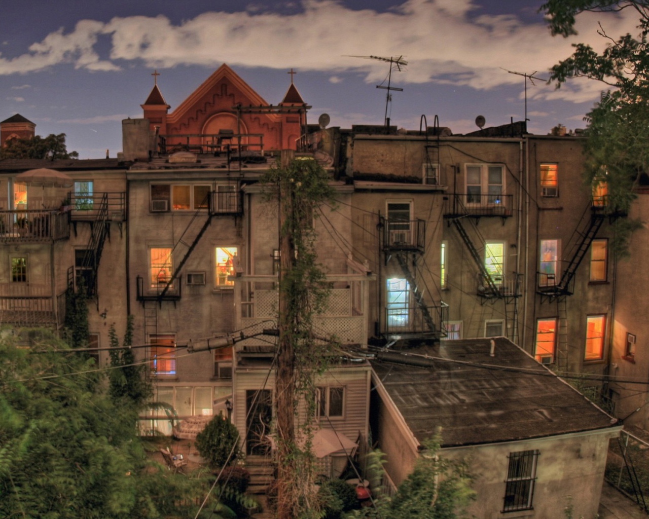 Задний дворик жилого дома