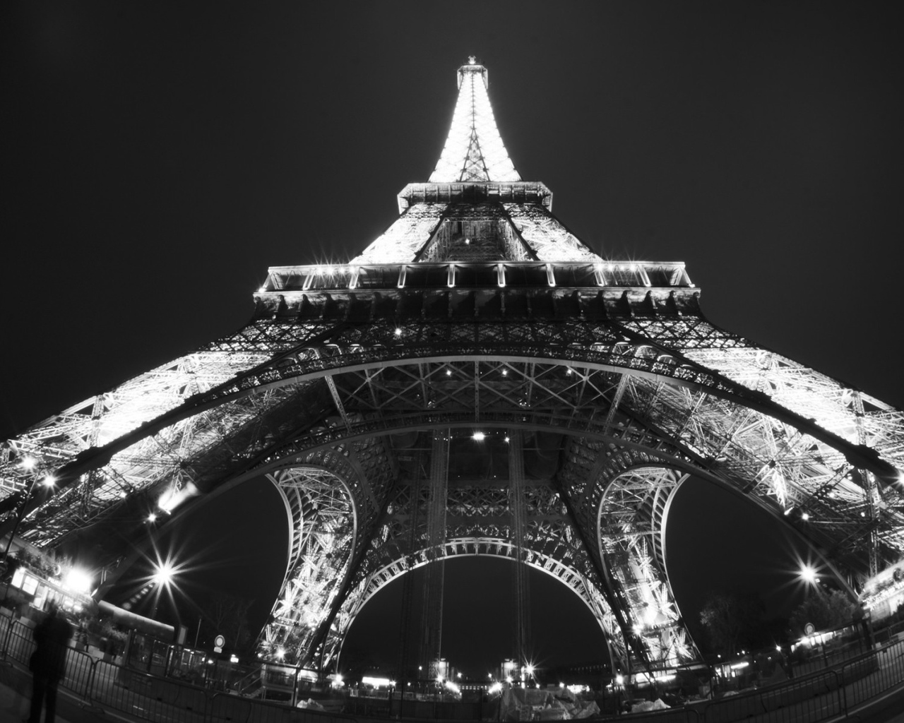 Черно белое фото Эйфелевой Башни