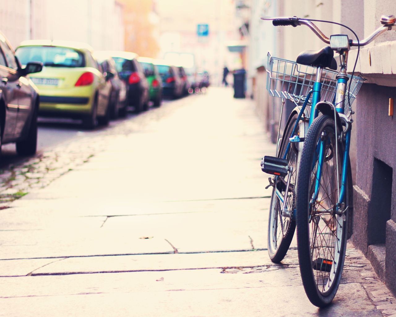 Голубой велосипед у стены