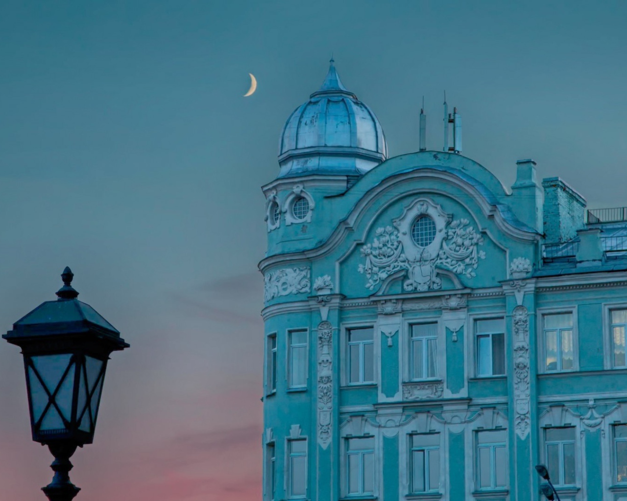 Голубое здание на фоне вечернего неба