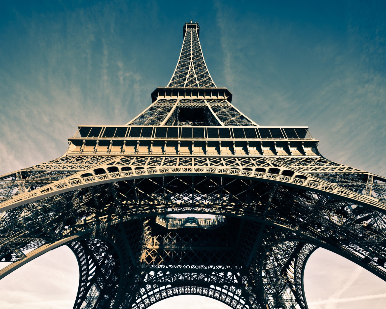 Вид снизу на Эйфелеву башню