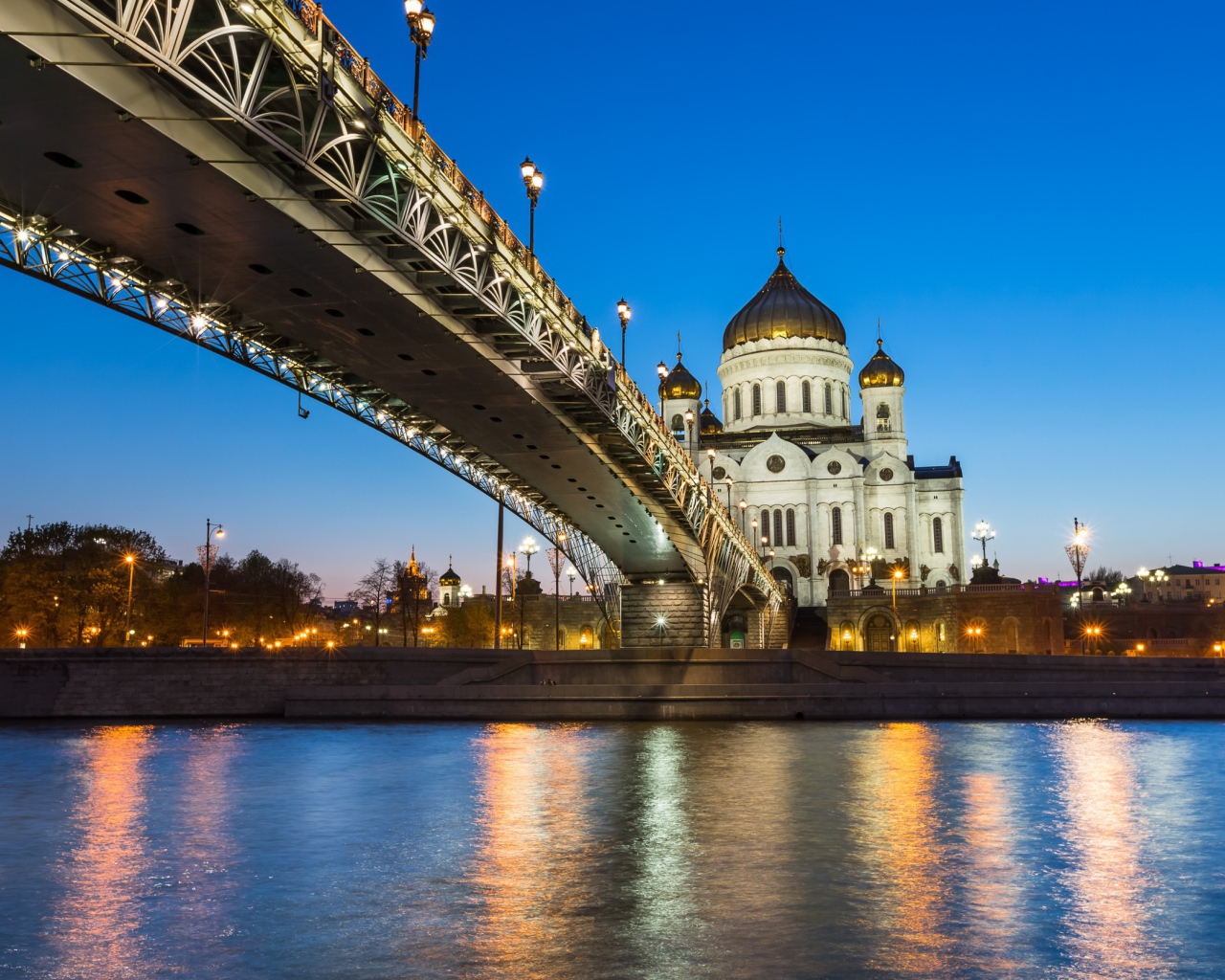 Мост у храма в Москве