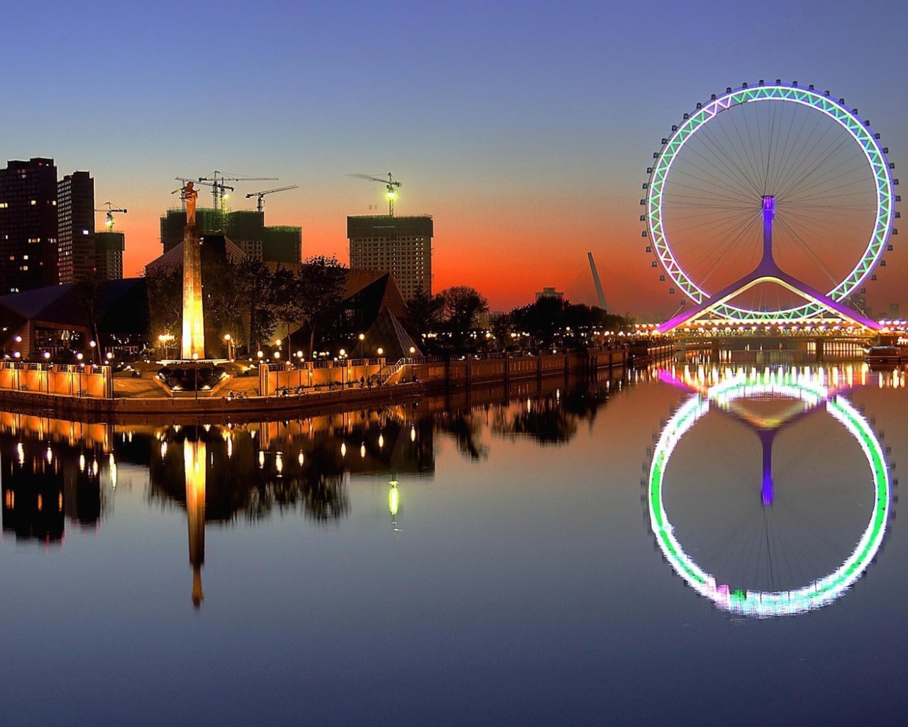 Яркое колесо обозрения в китайском городе