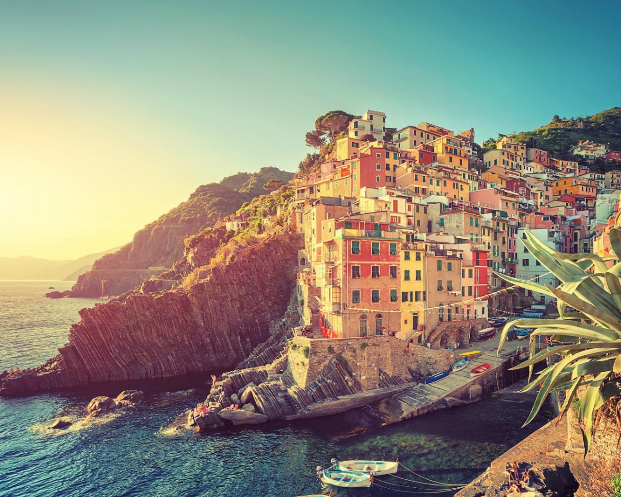 Яркий городок на Лазурном берегу