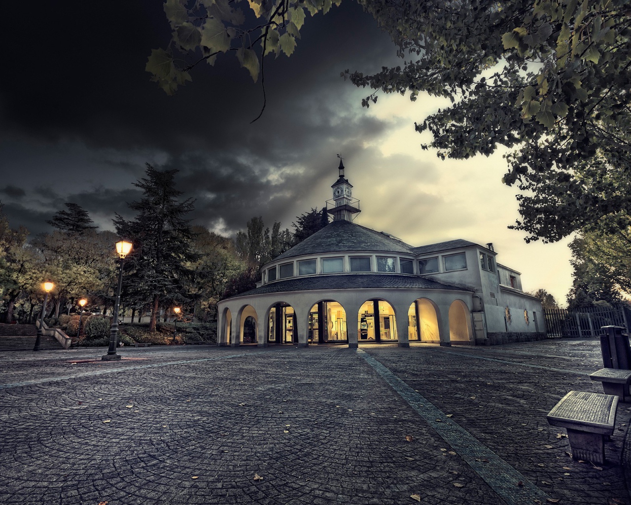 Здание с башней в парке