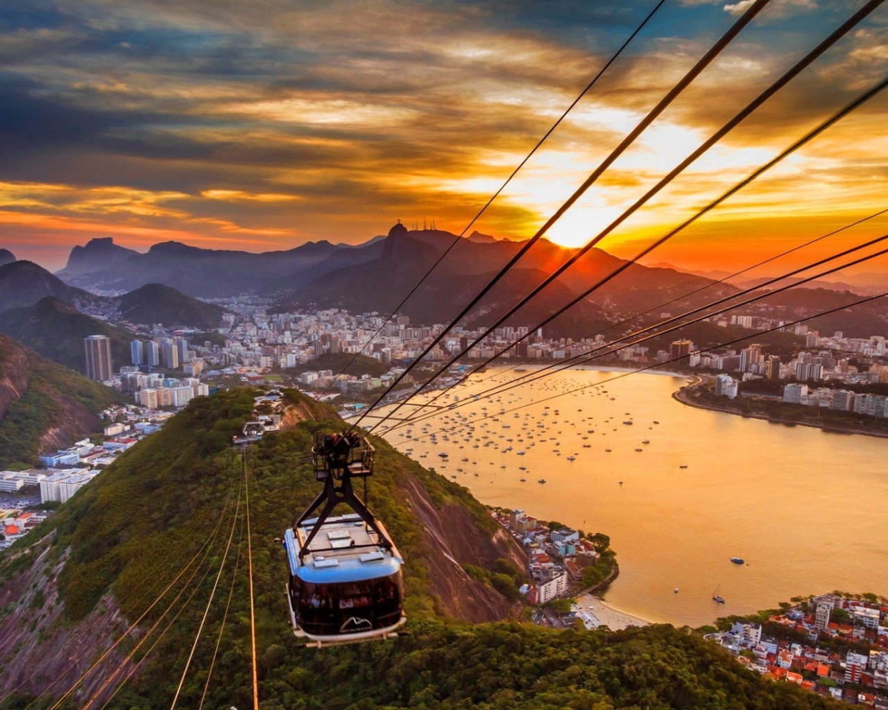 Канатная дорога над холмами в Рио