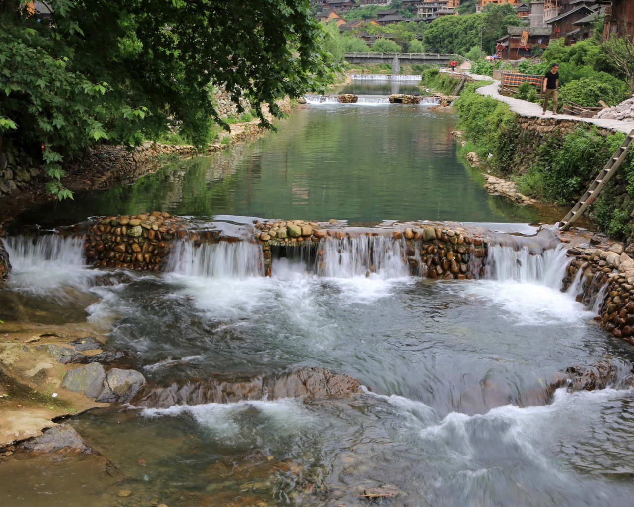 Спокойная река в городе