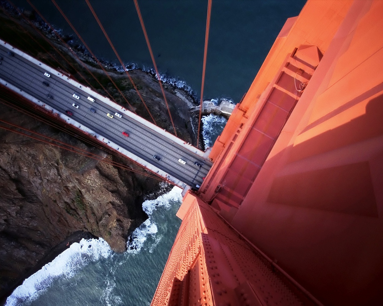 Машины на мосту Золотые ворота с высоты птичьего полета