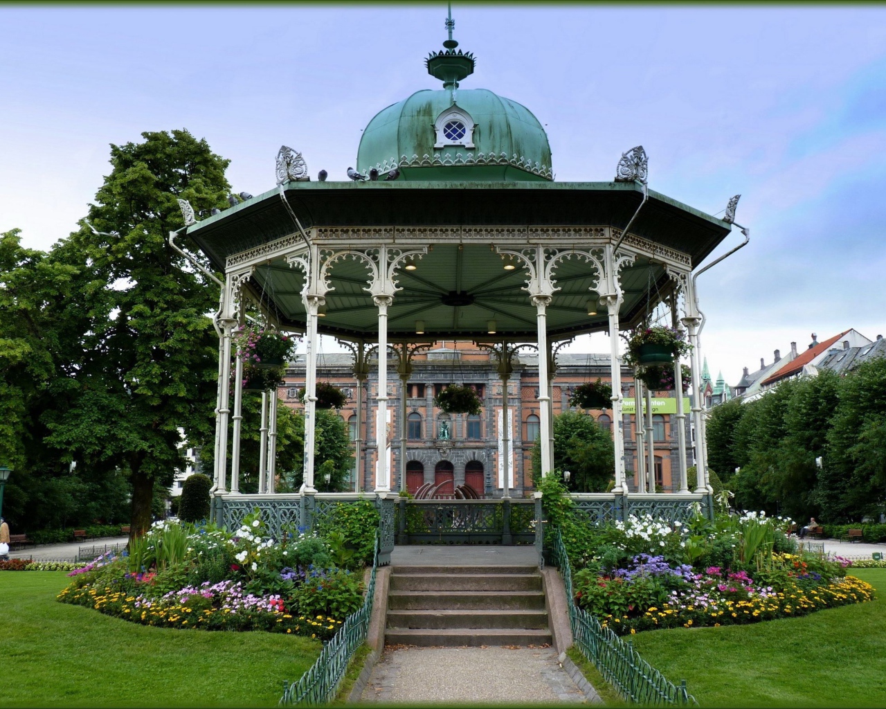 Резная деревянная беседка в парке