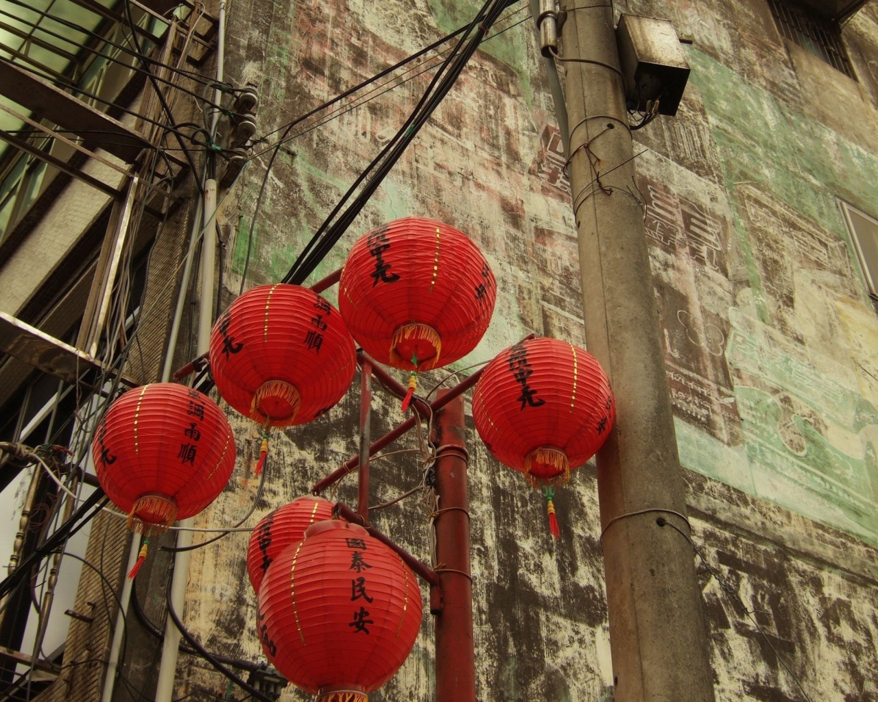 Китайские фонарики на углу улицы