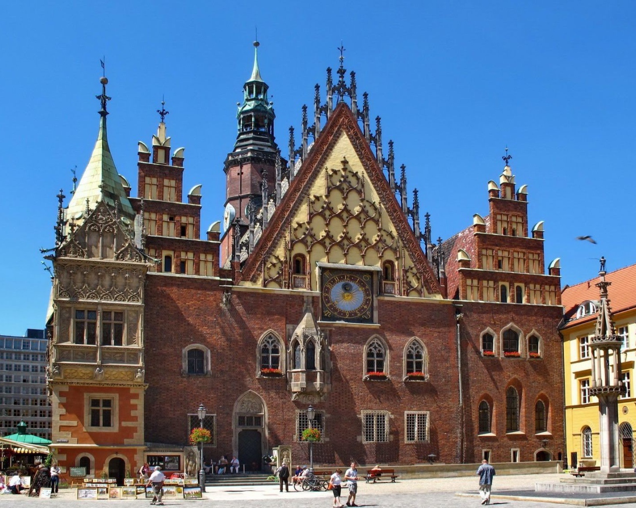 Городское здание с часами в Европейском городе