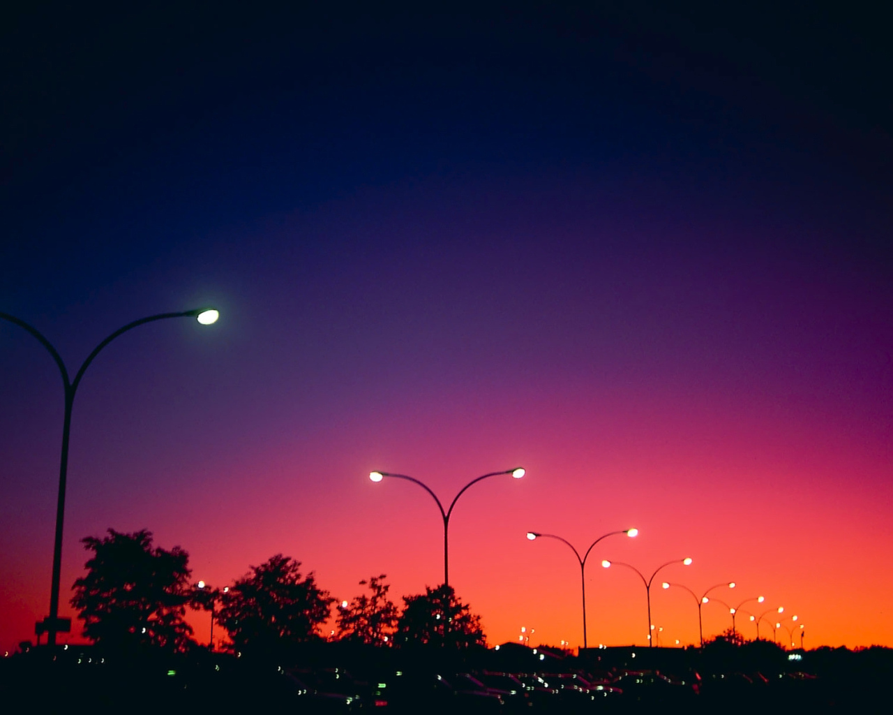 Городские фонари на вечерней заре