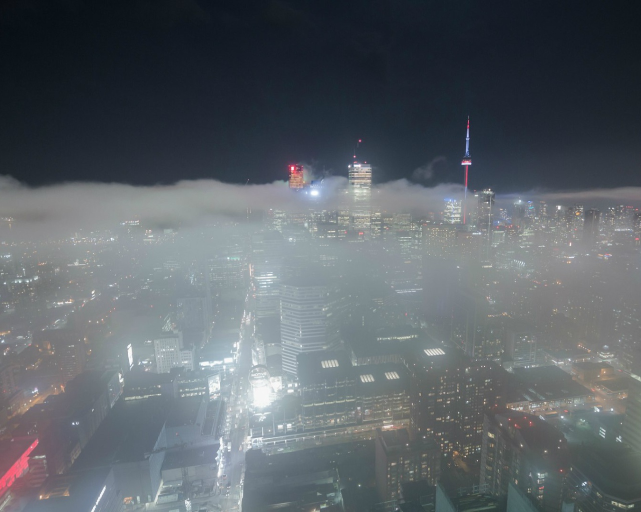 Город Торонто в тумане